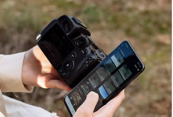 Udostępniaj i transmituj, korzystając z chmury i łączności Wi-Fi